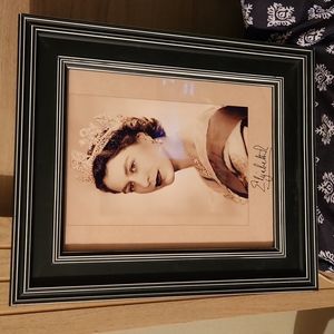 Queen Elizabeth II commerative signature picture. Frame high qualit This is new.